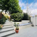 Stunning Home, Garden, Parking & Close Train Stations