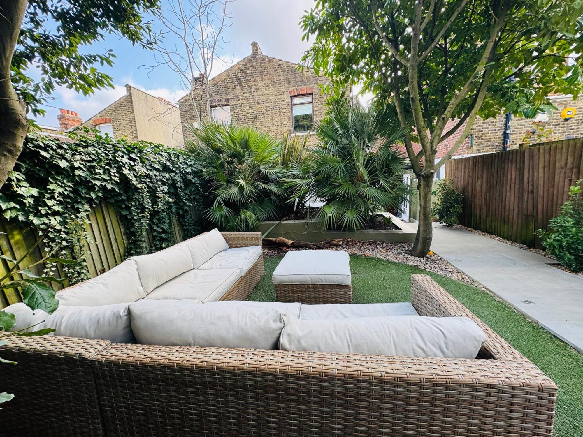 Stunning Home, Garden, Parking & Close Train Stations Appartement